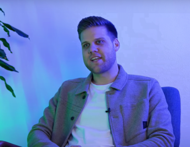 Foto van collega Joep tijdens de opnames van In de Lift.