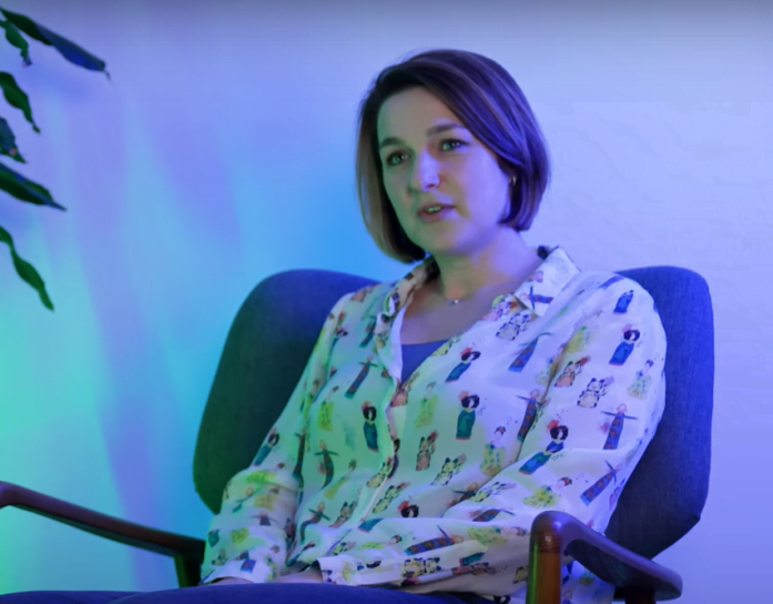 Foto van collega Lonneke tijdens de opname van In de Lift.