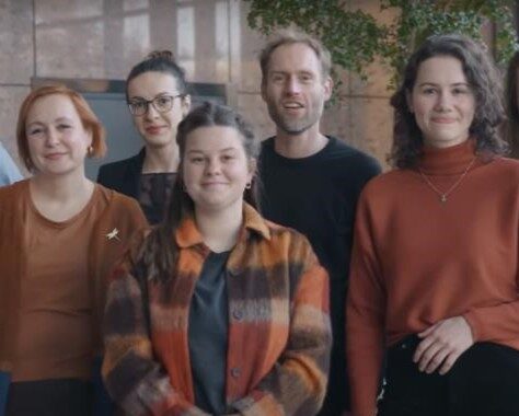 foto van beeld uit de corporate movie met meerdere collega's.