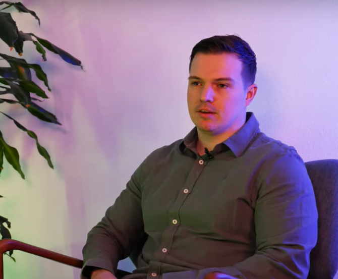 Foto van collega Mitch tijdens opnames van In de Lift.