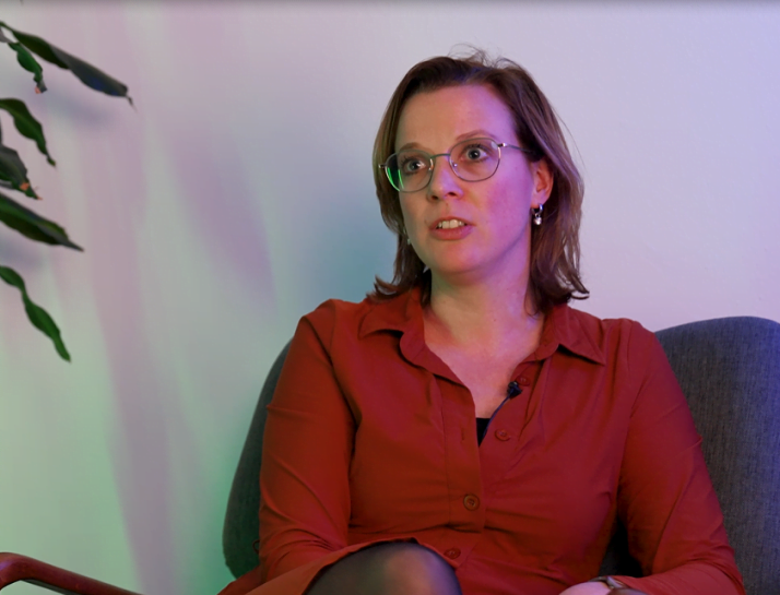 Foto van collega Suzan tijdens de opnames van In de Lift.