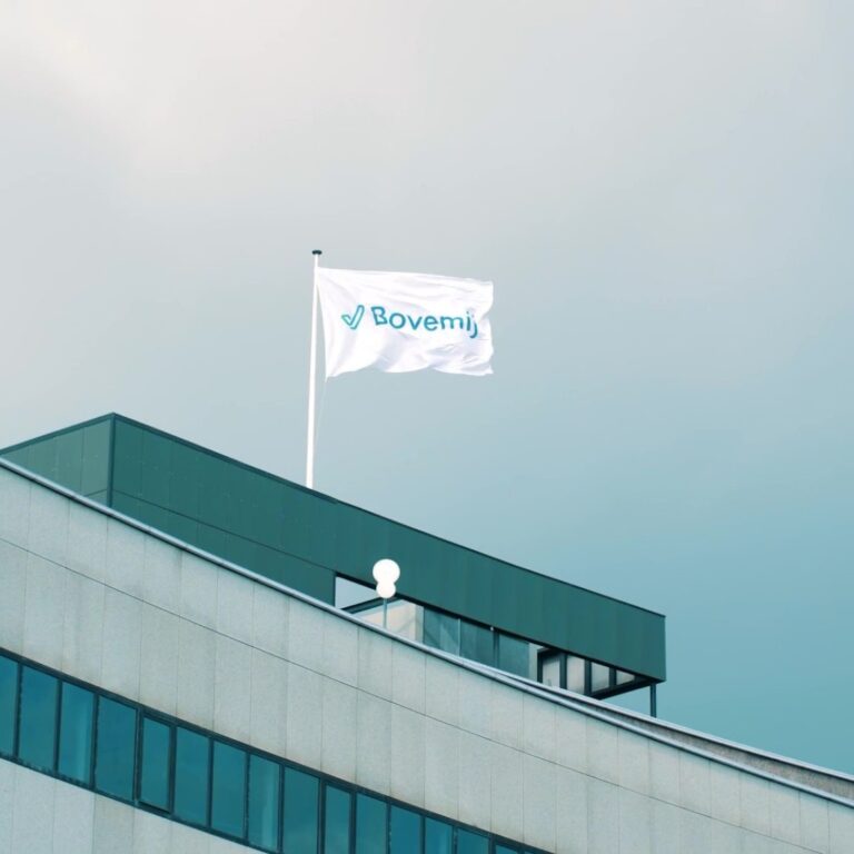 Foto van Bovemij-vlag op het dak van het kantoor in Nijmegen.