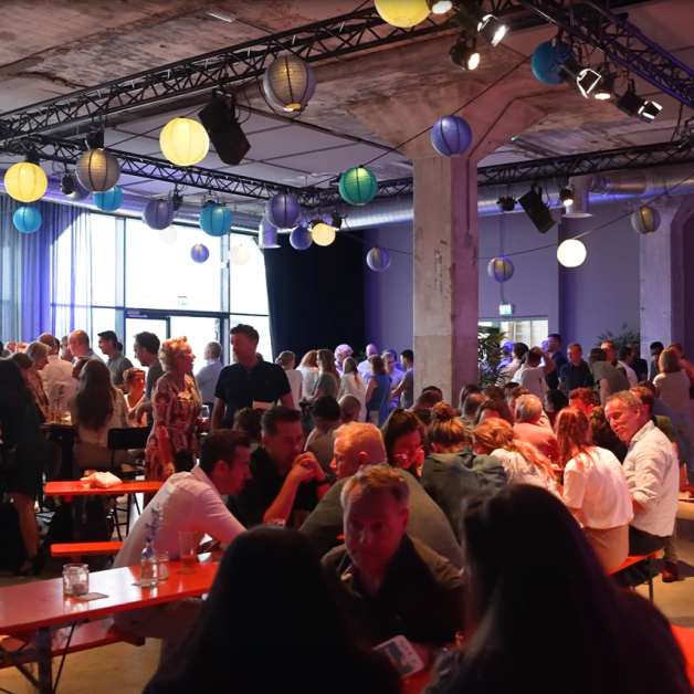 Overzichtsfoto van barbecue evenement. Collega's die zich vermaken.