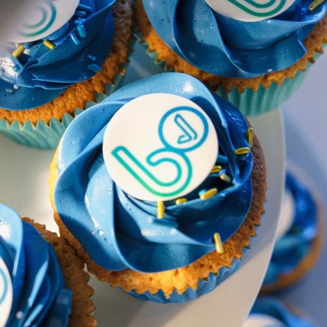 Bovenaanzicht van cupcakes met '60 jaar' erop.