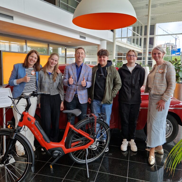 Groepsfoto van Linn Musters, Hans Coffeng en Ageeth Bakker met JINC leerlingen Floor, Rens en Lars.