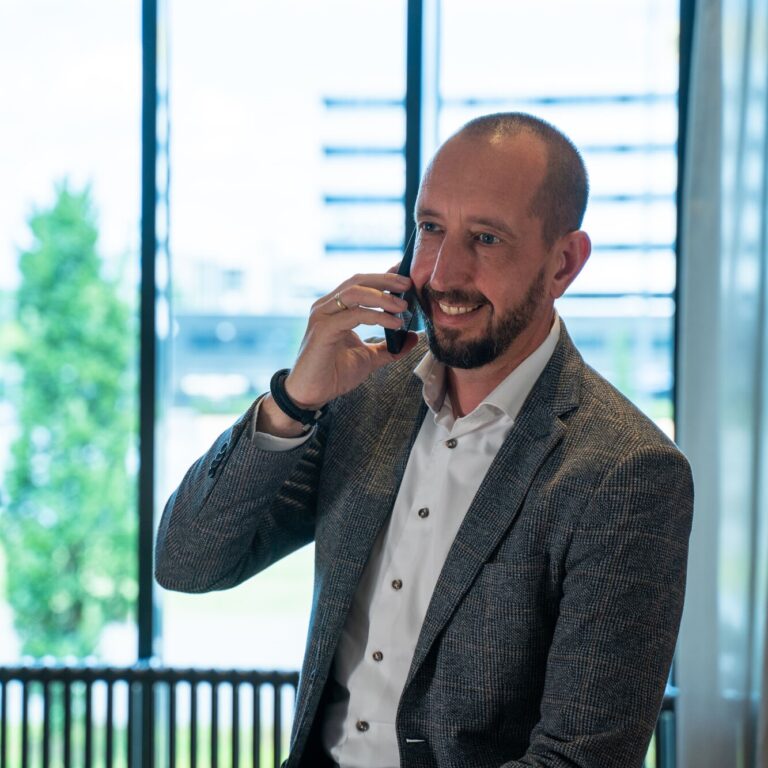 Foto van collega Steffen van der Velde die aan het bellen is.