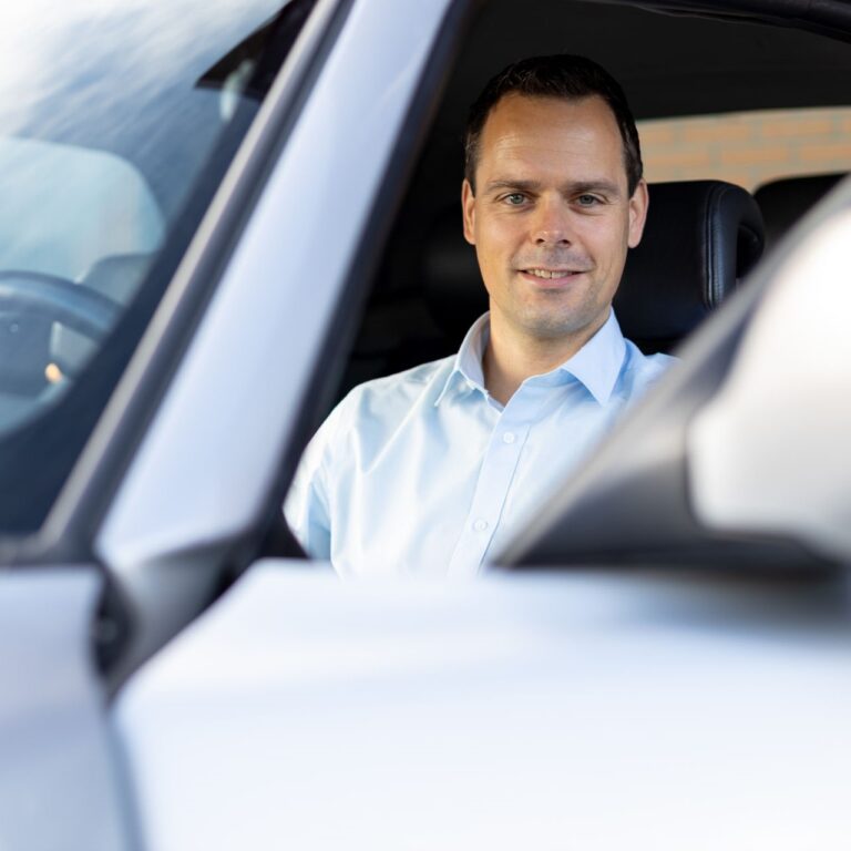 Arne Swart in een auto.