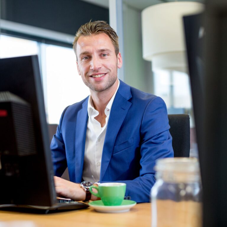 Roy Daamen aan het werk achter een computer.