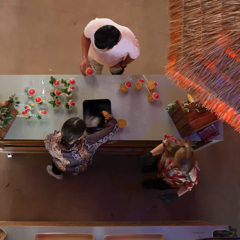 Bovenaanzicht van de bar met zomerse drankjes.