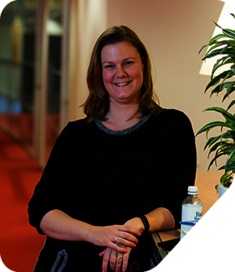 Ellen Buurman-Arts leunend tegen de receptie.