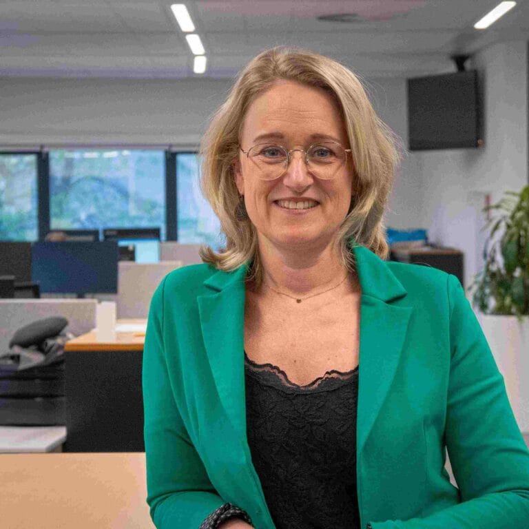 Foto van Kristel van de Molengraft bij haar werkplek.