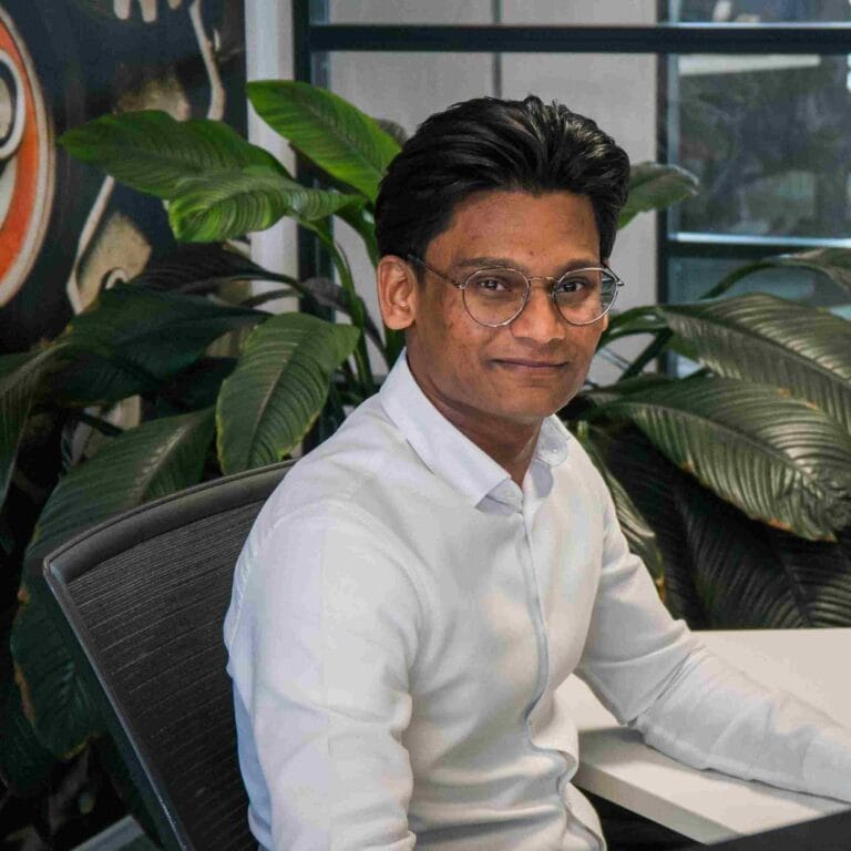 Suthan Mohan op zijn werkplek.