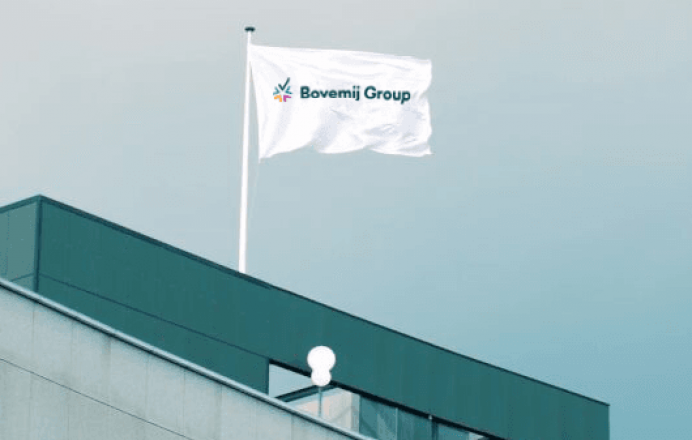 Foto van Bovemij kantoorpand met wapperende vlag met logo.