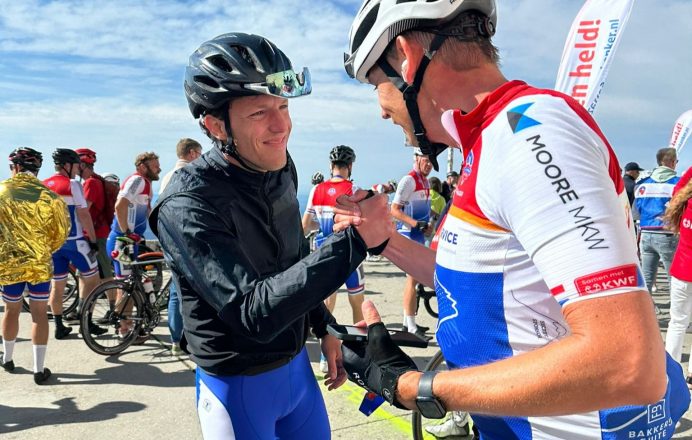 Foto van twee collega's op de top van de Mont Ventoux.