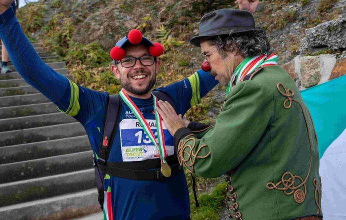 LFP01705 – kopie Collega Rowan ontvangt zijn medaille bij de finish van de Alpentocht.