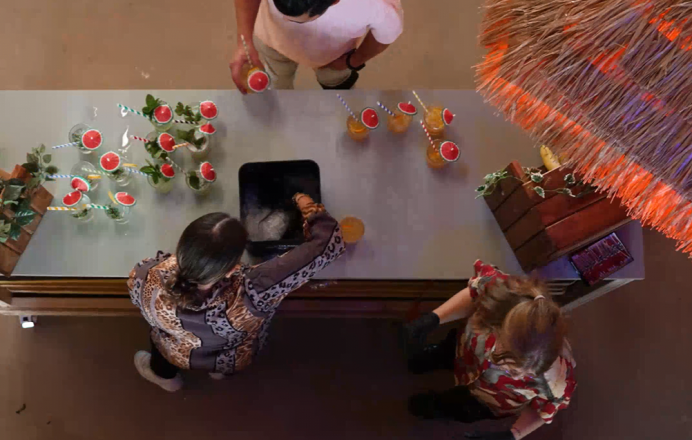 Bovenaanzicht van de bar met zomerse drankjes.